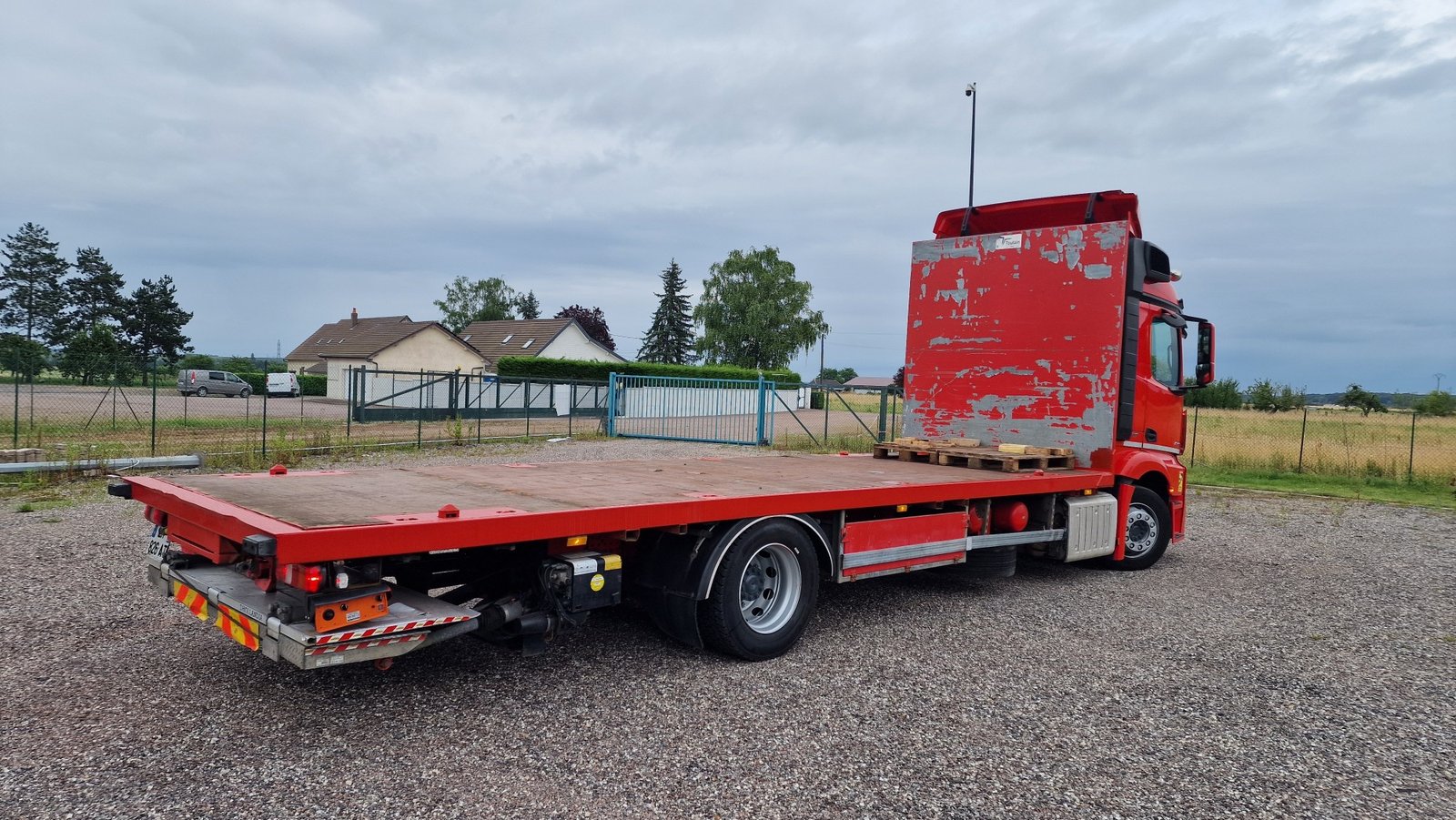 Mercedes 1843 – Plateforme avec verrouillage par rotation