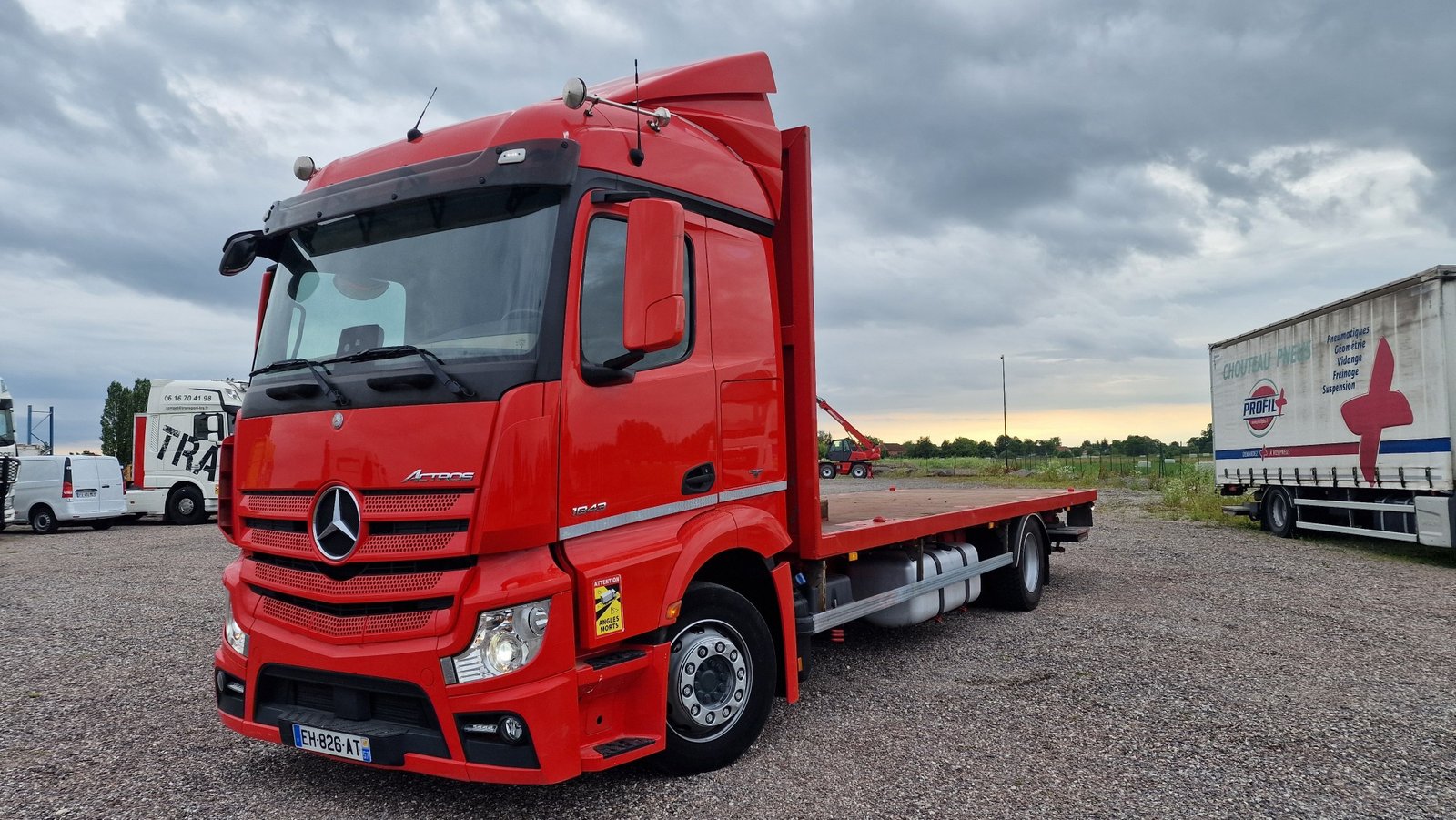 Mercedes 1843 – Plateforme avec verrouillage par rotation