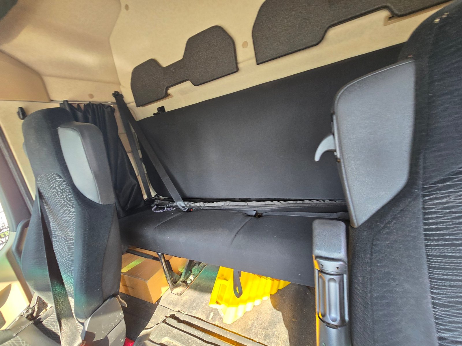 Mercedes 1843 – Plateforme avec verrouillage par rotation