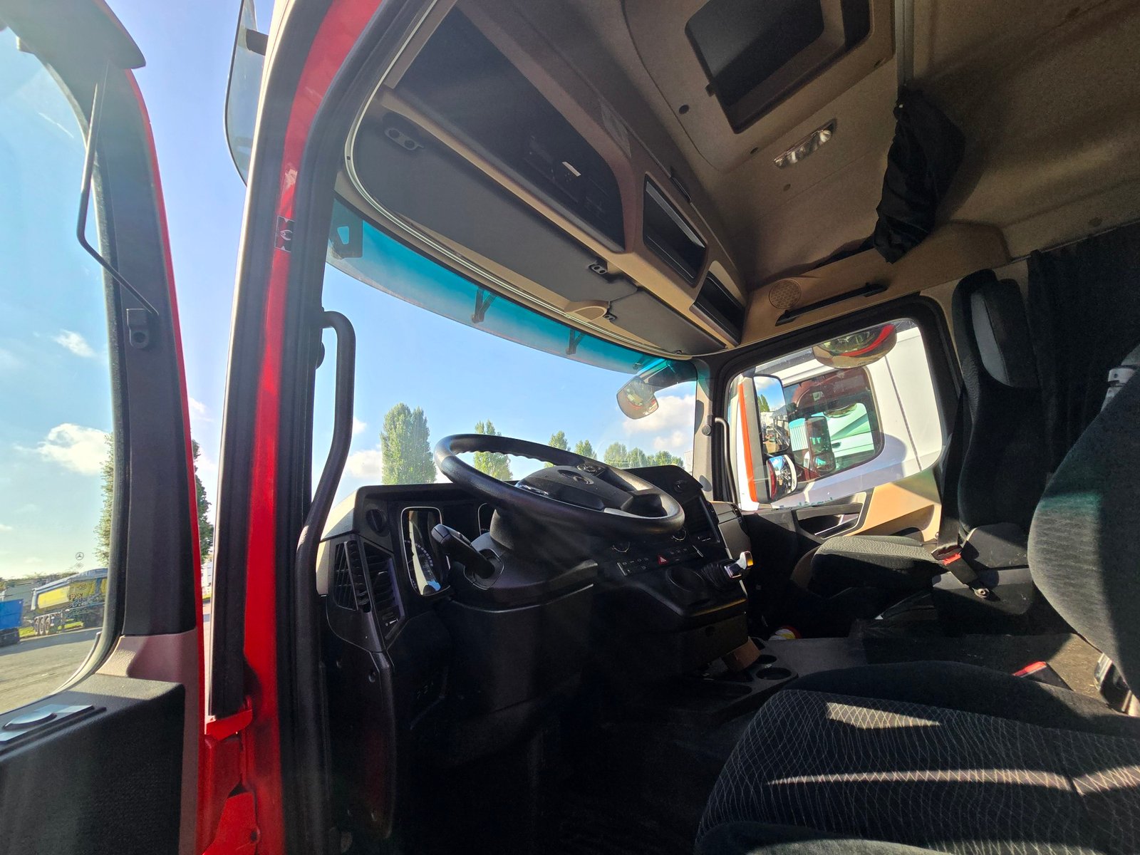 Mercedes 1843 – Plateforme avec verrouillage par rotation