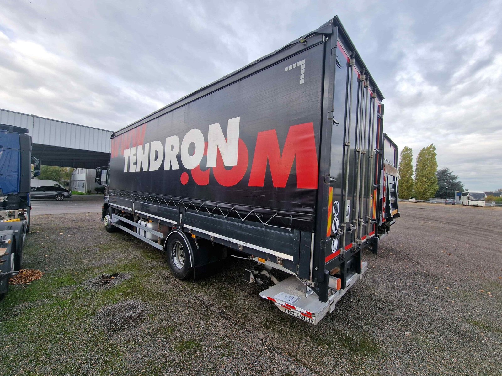 Mercedes Antos 1824 Courtinsider