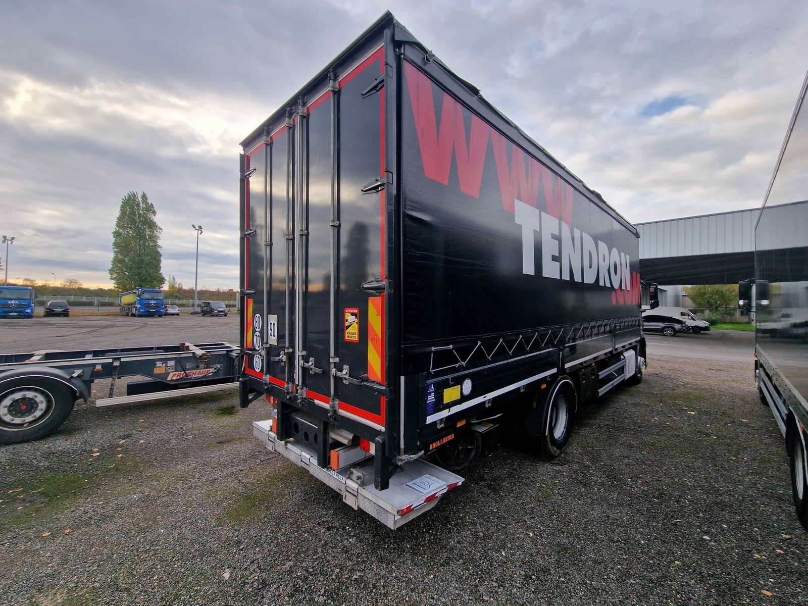 Mercedes Antos 1824 Courtinsider